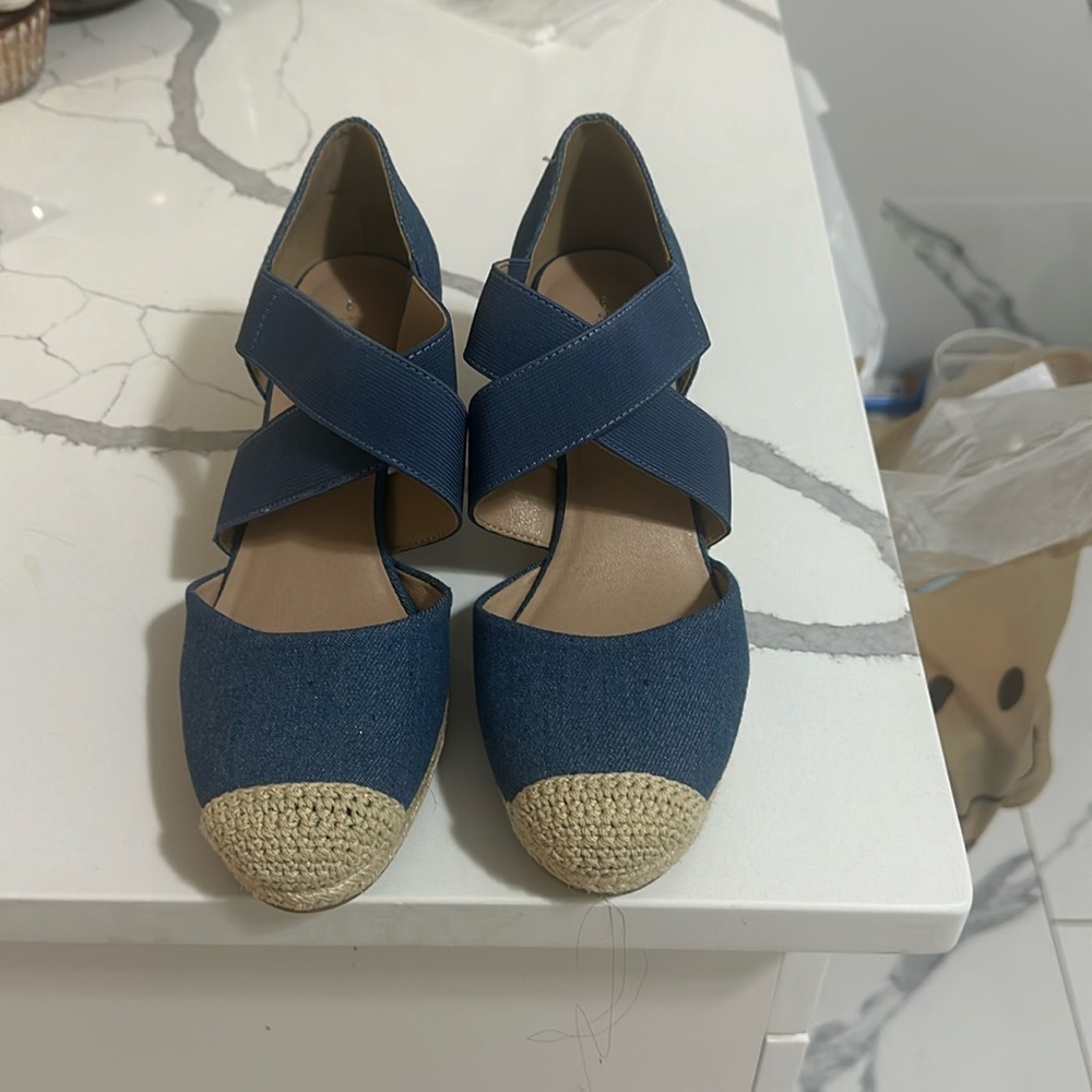 New WOT blue crisscross strap sandal size 9 made by Dream Pairs